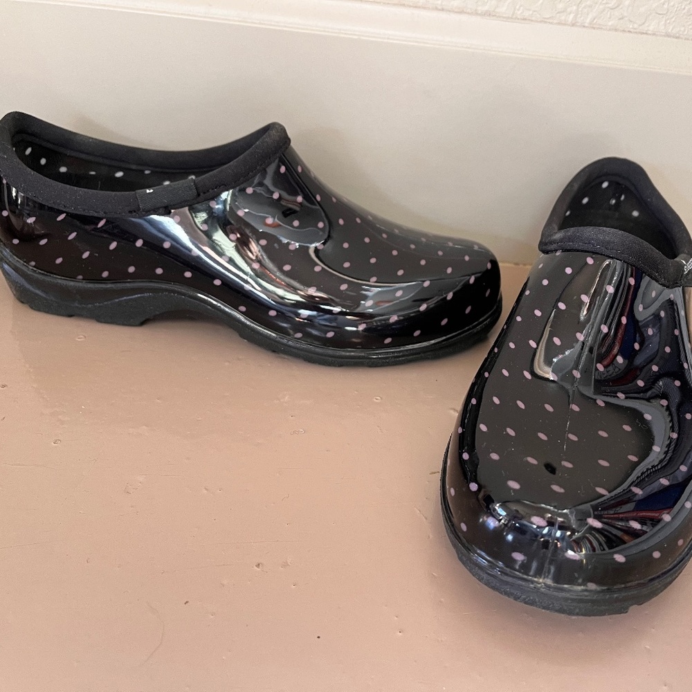Black clogs with pink polka dots
